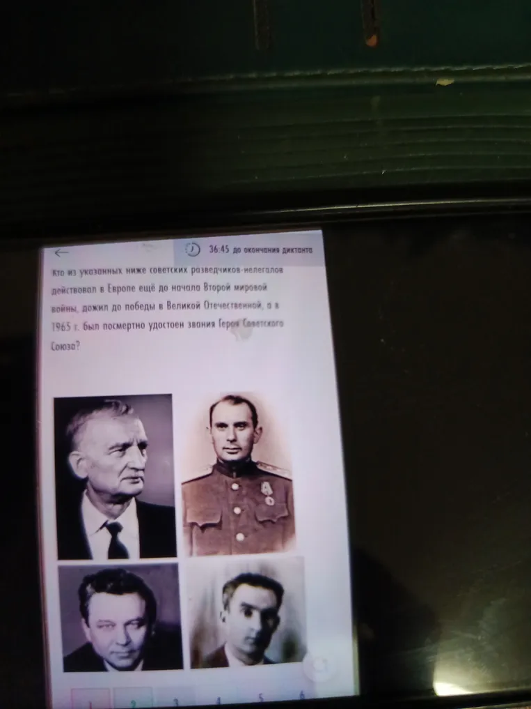 Кто из указанных ниже советских разведчиков-нелегалов действовал в Европе ещё до начала Второй мировой войны, дожил до победы в Великой Отечественной, а в 1965 г. был посмертно удостоен звания Героя Советского Союза?