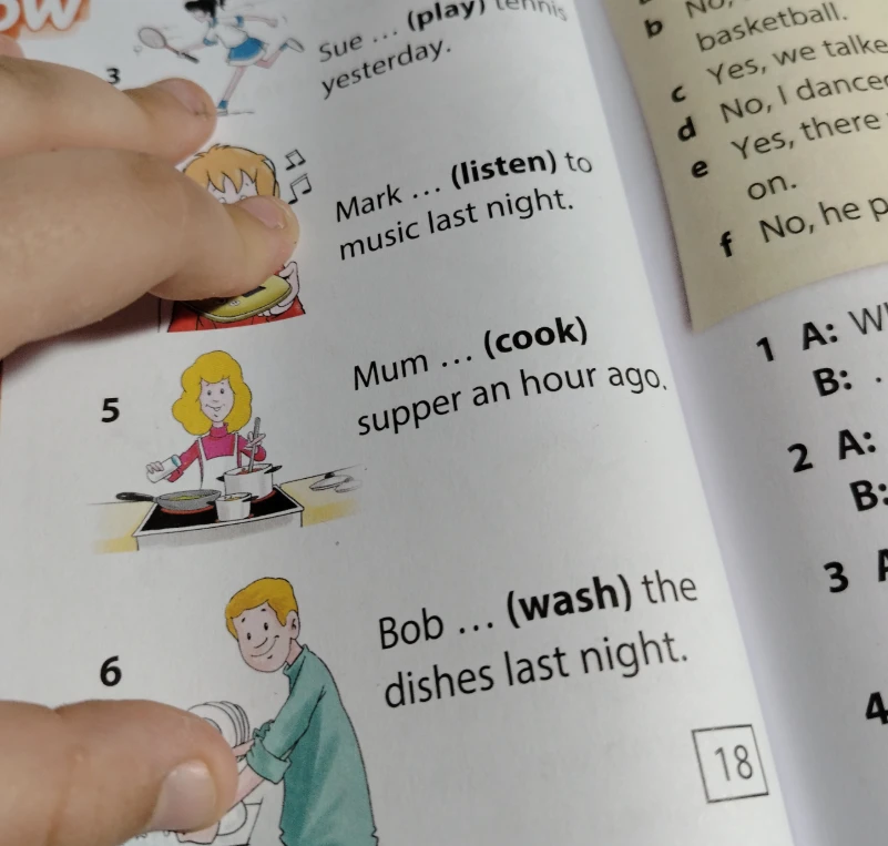 Sue ... (play) tennis yesterday. Mark ... (listen) to music last night. Mum ... (cook) supper an hour ago. Bob ... (wash) the dishes last night.