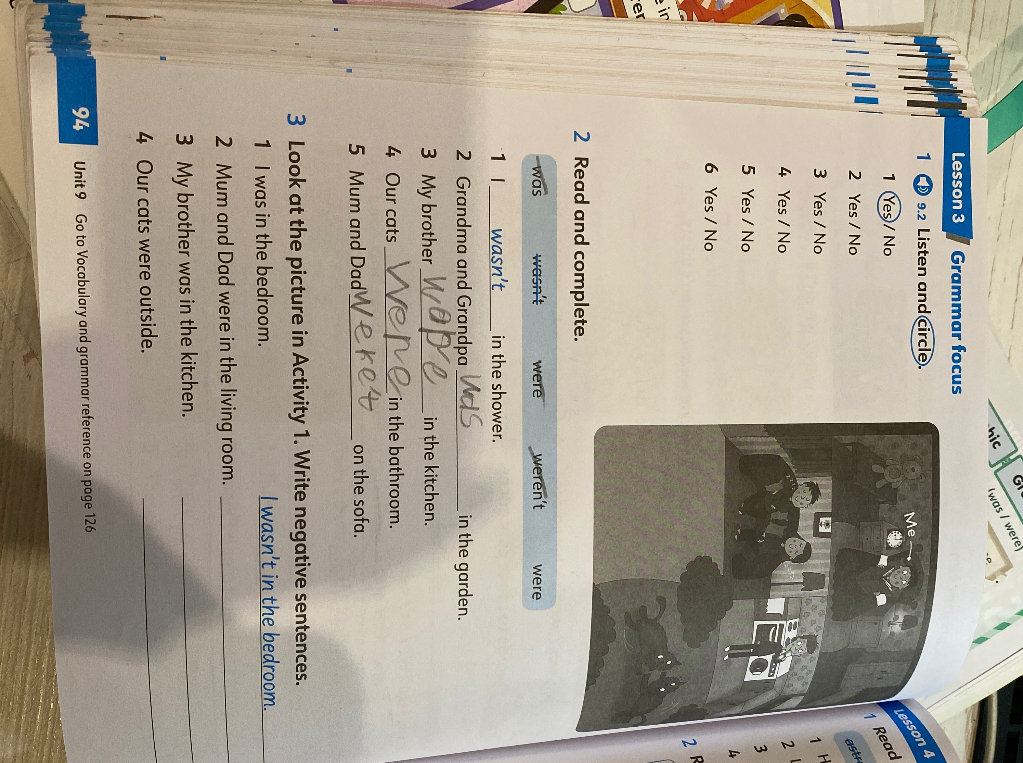 3 Look at the picture in Activity 1. Write negative sentences.