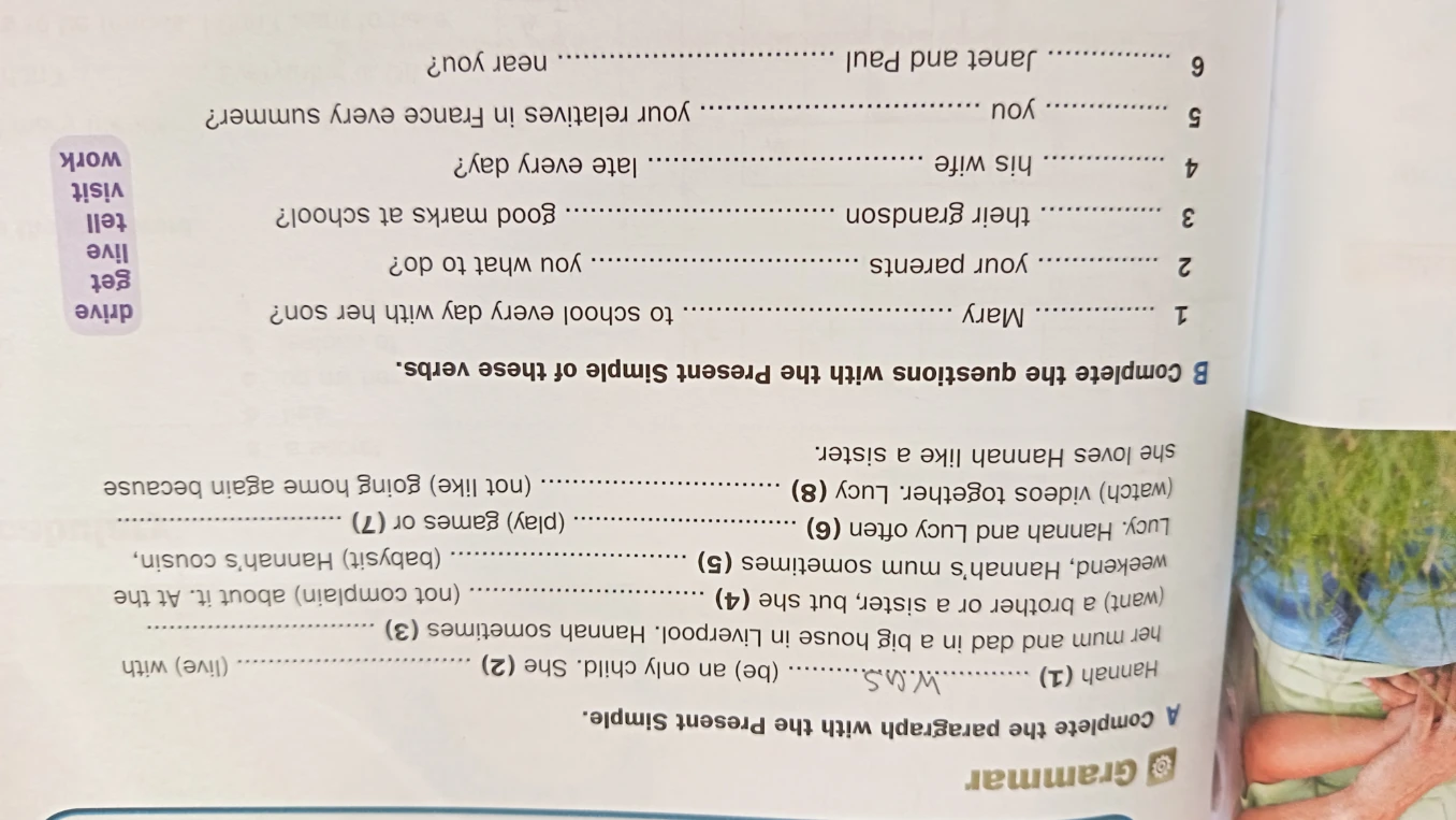 Complete the paragraph with the Present Simple.