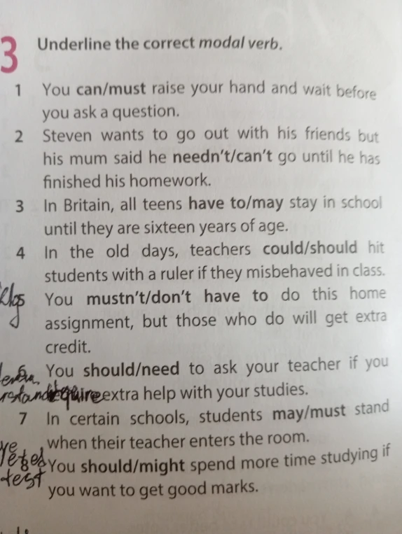 Underline the correct modal verb.