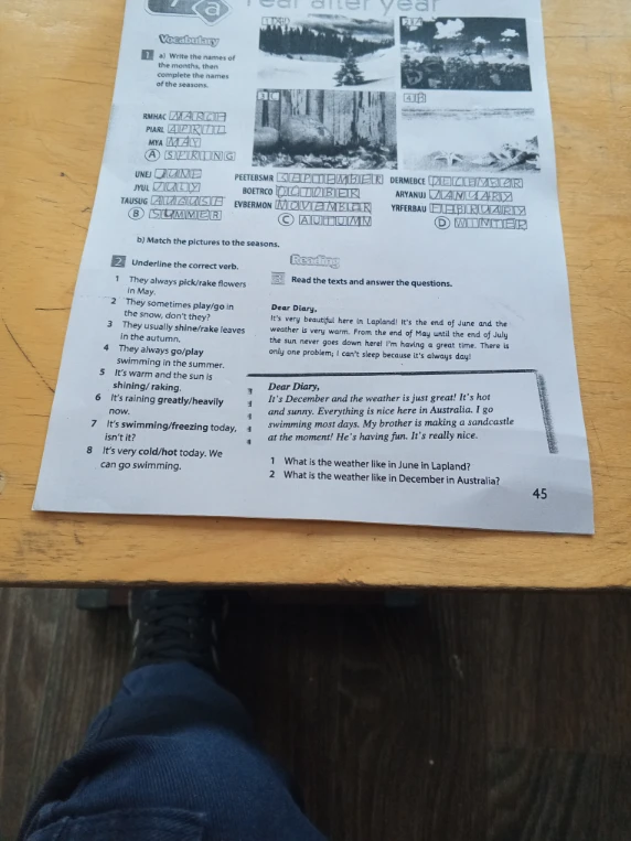 Underline the correct verb; Read the texts and answer the questions.