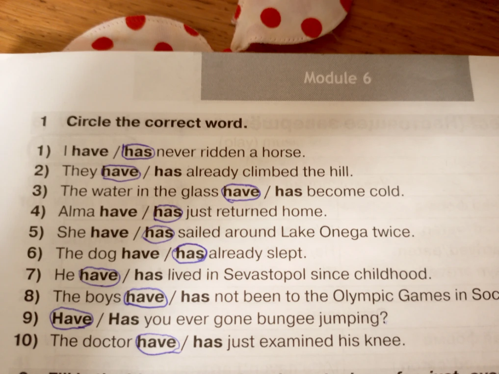 Circle the correct word.