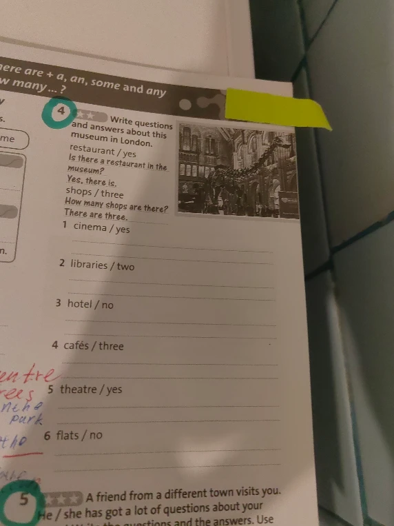 Write questions and answers about this museum in London.