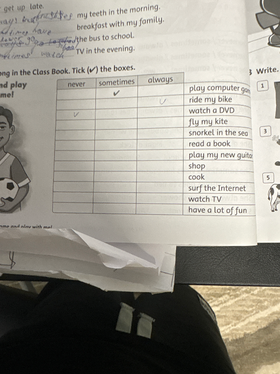 ong in the Class Book. Tick (✓) the boxes.