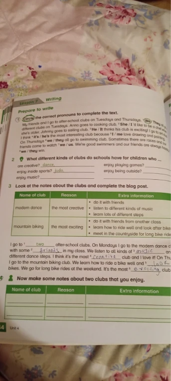 Circle the correct pronouns to complete the text.