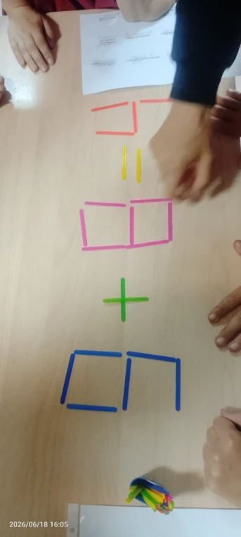 На картинке представлено уравнение из счетных палочек: 4 = 8 + 6.