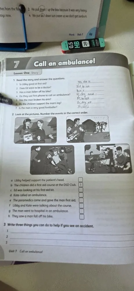 Look at the pictures. Number the events in the correct order.