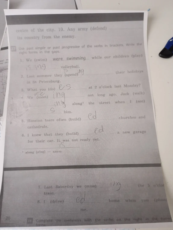 Use past simple or past progressive of the verbs in brackets. Write the right forms in the gaps.