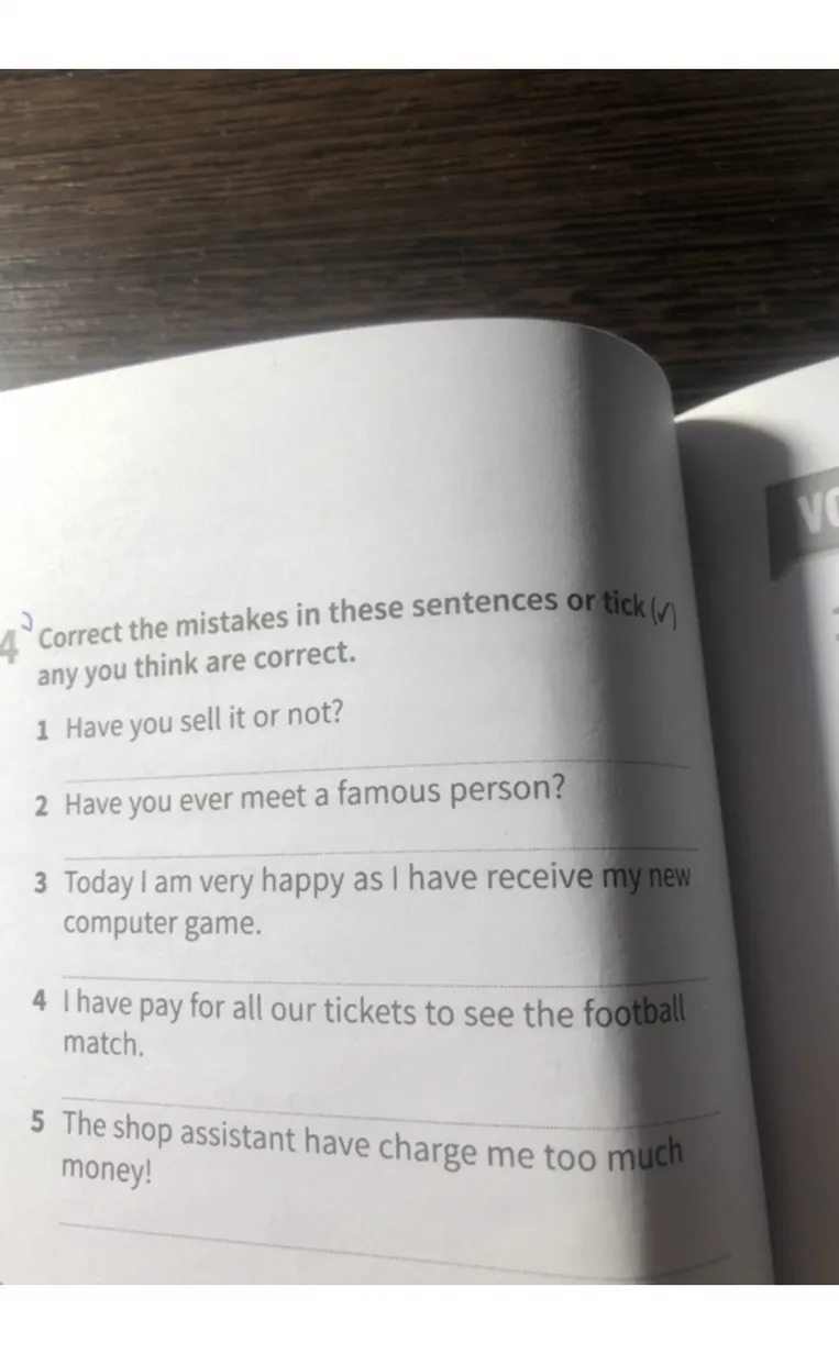 Correct the mistakes in these sentences or tick (✔) any you think are correct.