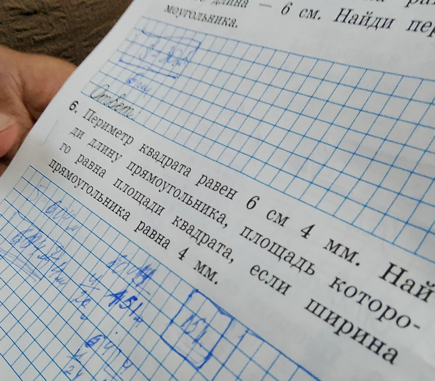 Периметр квадрата равен 6 см 4 мм. Найди длину прямоугольника, площадь которого равна площади квадрата, если ширина прямоугольника равна 4 мм.