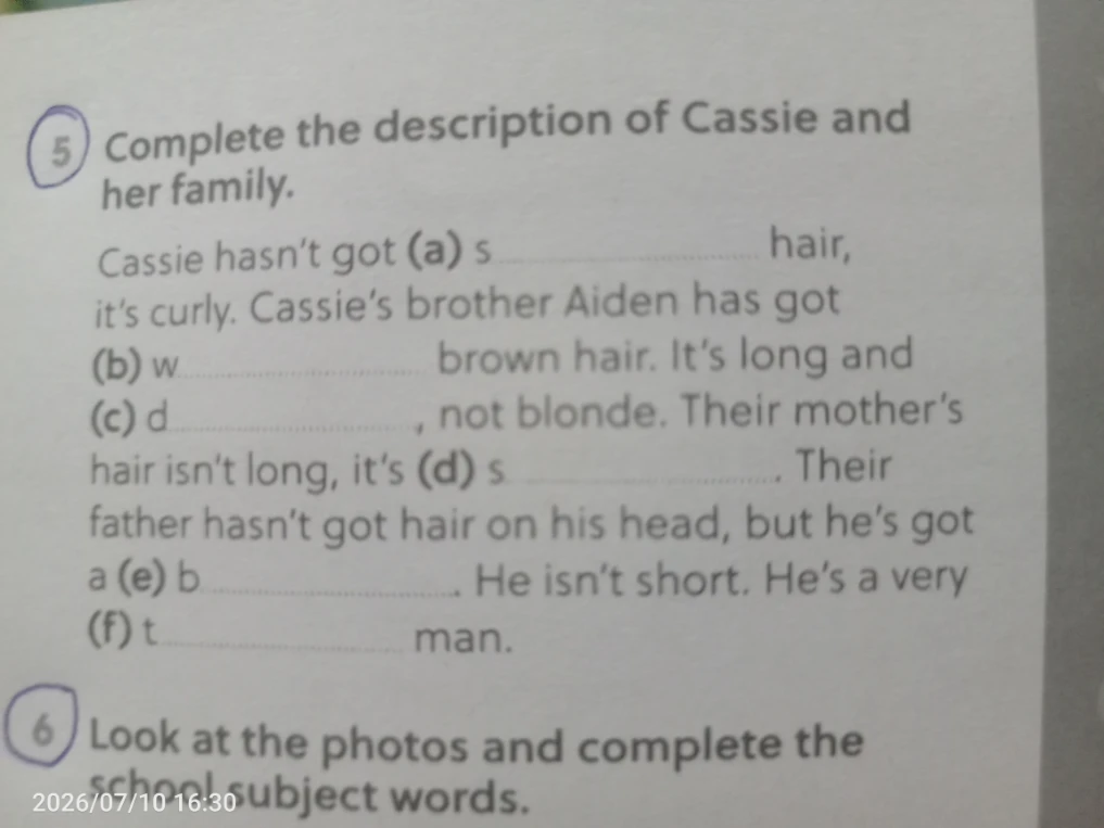 Complete the description of Cassie and her family.