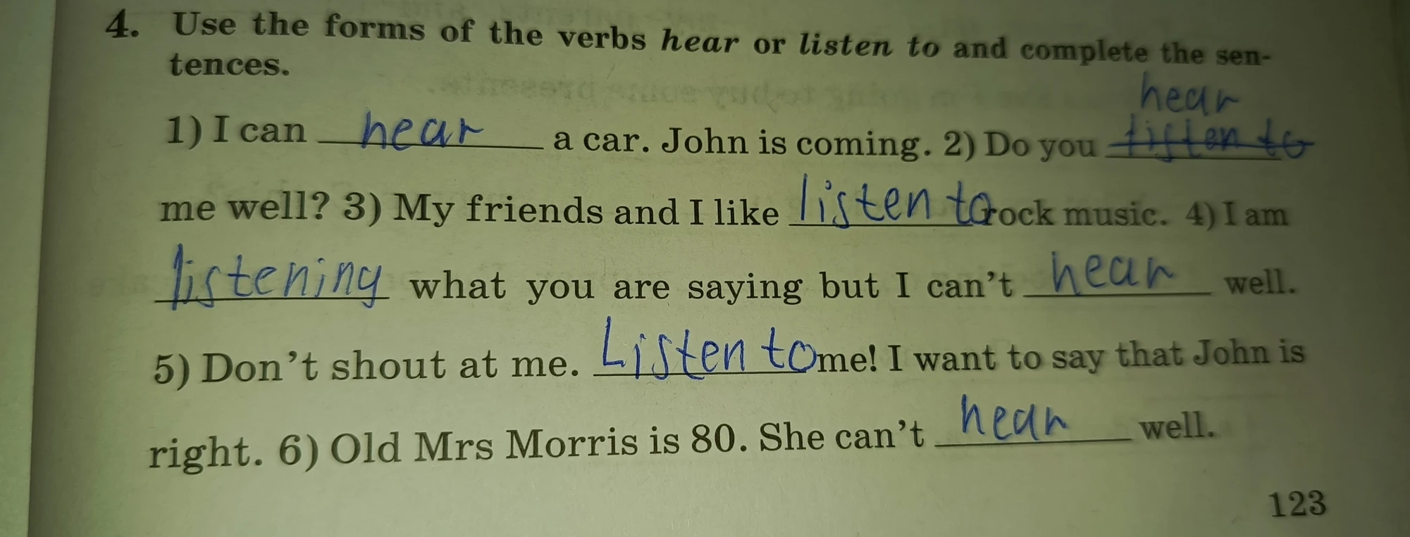 Use the forms of the verbs hear or listen to and complete the sentences.