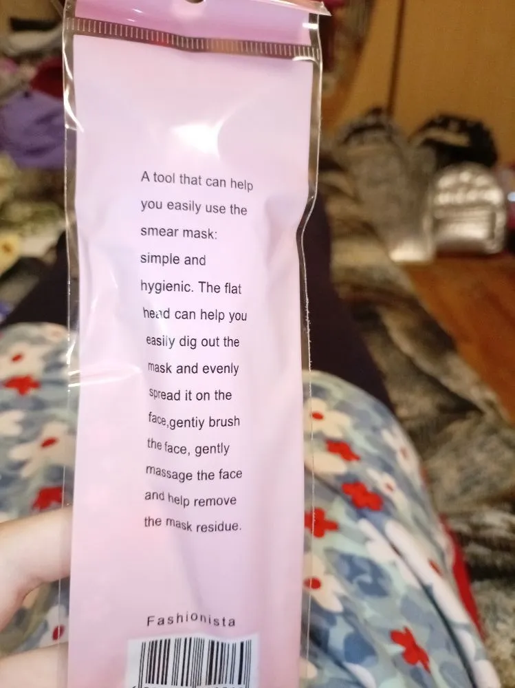 A tool that can help you easily use the smear mask: simple and hygienic.