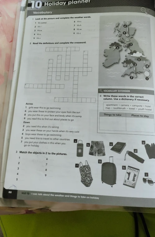 1 Look at the picture and complete the weather words.