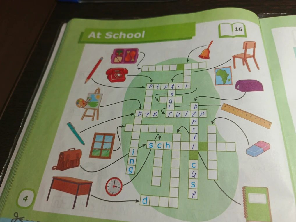 At School - кроссворд с картинками школьных принадлежностей.