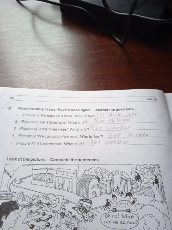 Read the story in your Pupil's Book again. Answer the questions. Look at the picture. Complete the sentences.