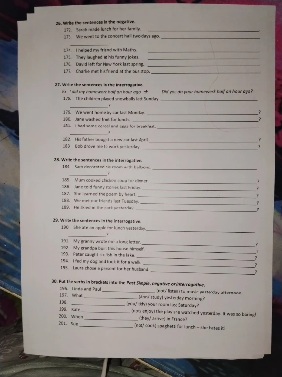 Write the sentences in the negative.