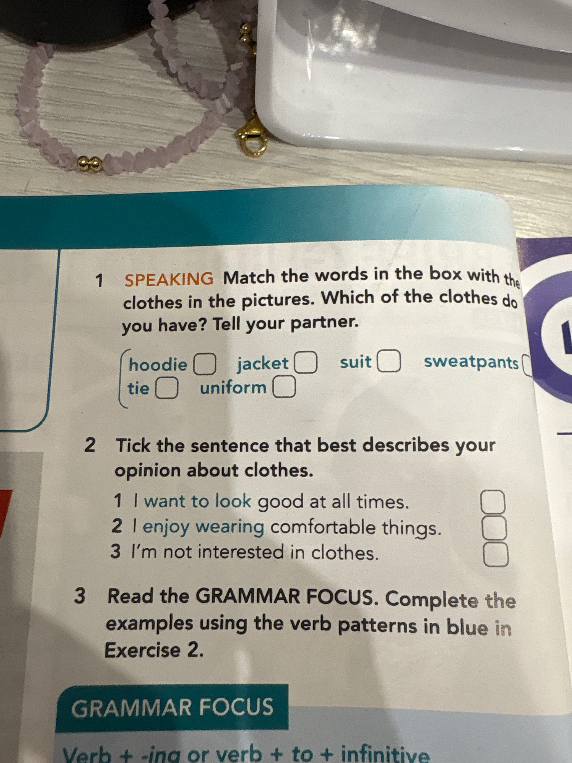 1 SPEAKING Match the words in the box with the clothes in the pictures. Which of the clothes do you have? Tell your partner.